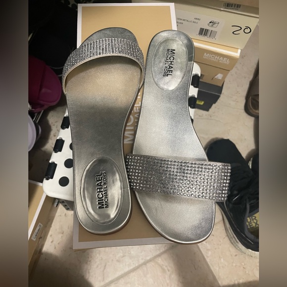 Excellent used condition. Barely worn Michael Kors Eleanor Slides Size 7 - Picture 3 of 4